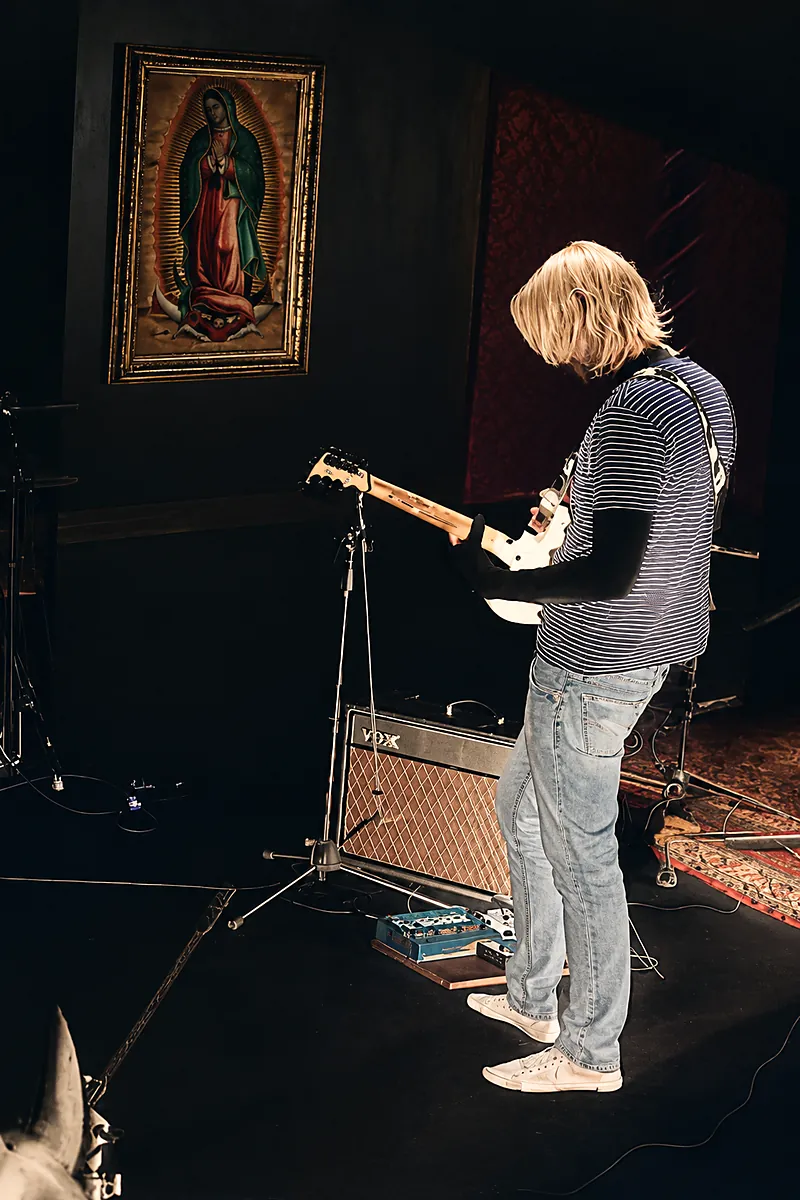 Guitarrista grabando en el estudio
