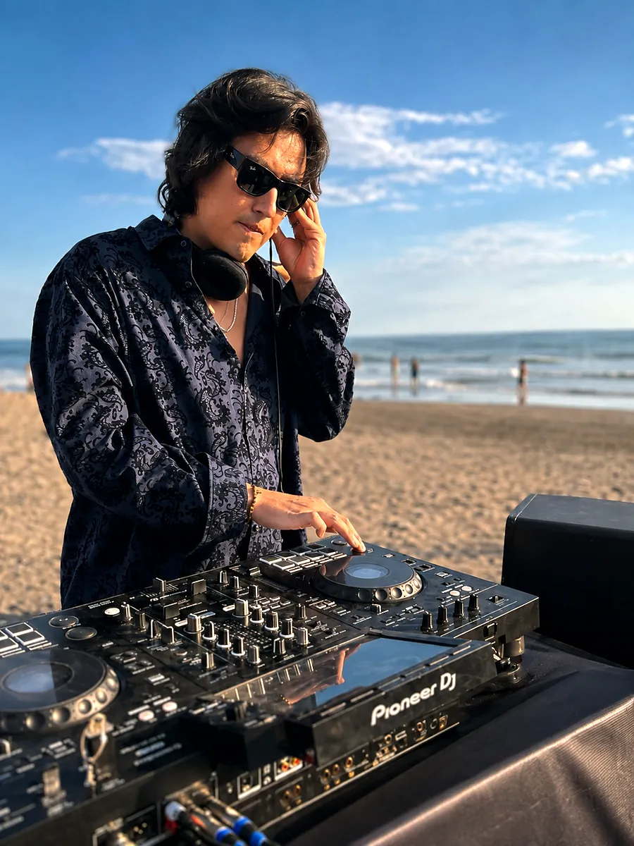 Zeb Dehn tocando en vivo en la playa con equipo Pioneer — booking Radio Tunco