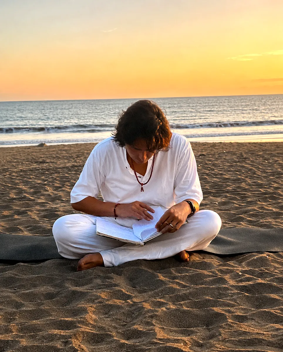 Escribiendo en un cuaderno en la playa al atardecer — Vipassanarte