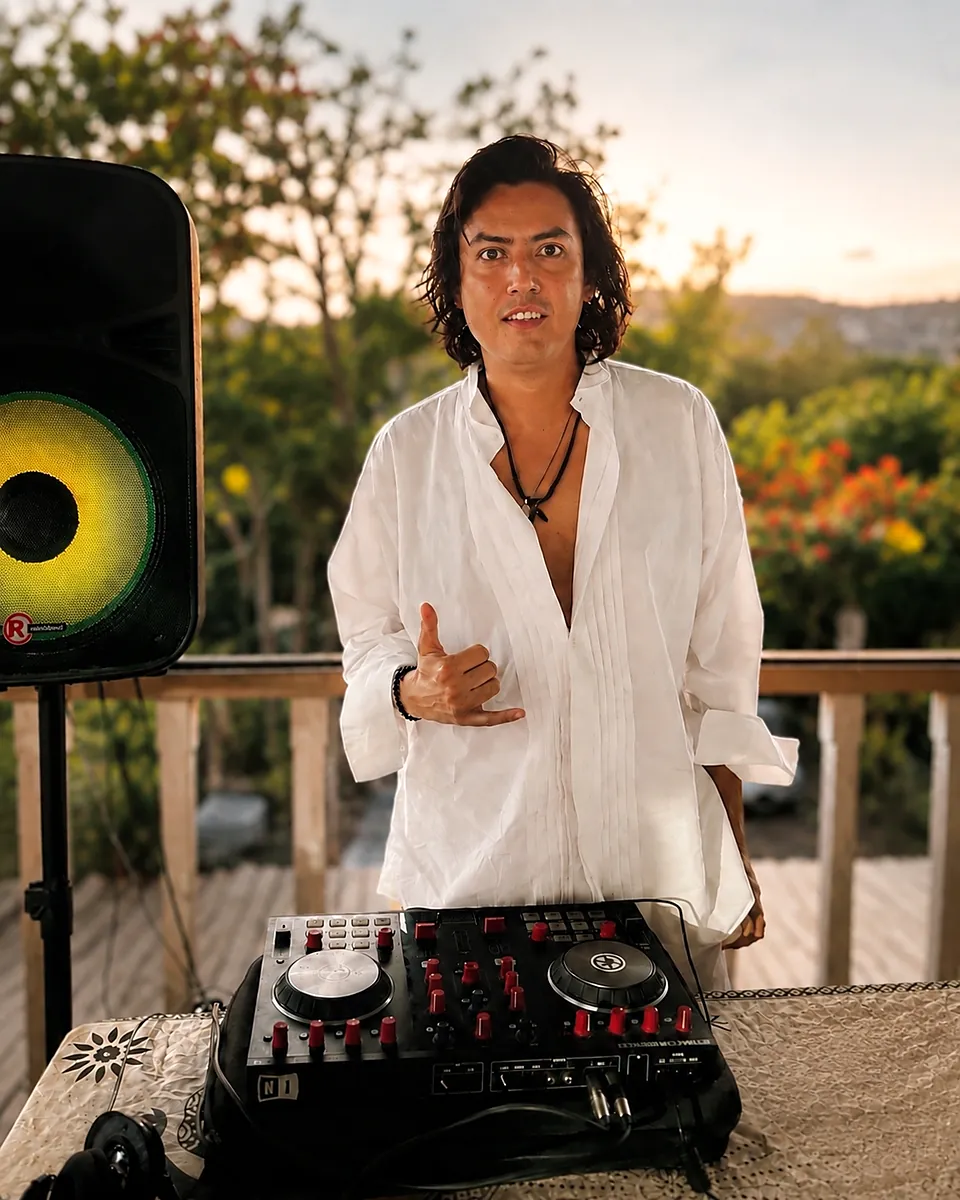 Zeb Dehn haciendo shaka en la terraza al atardecer con su controlador