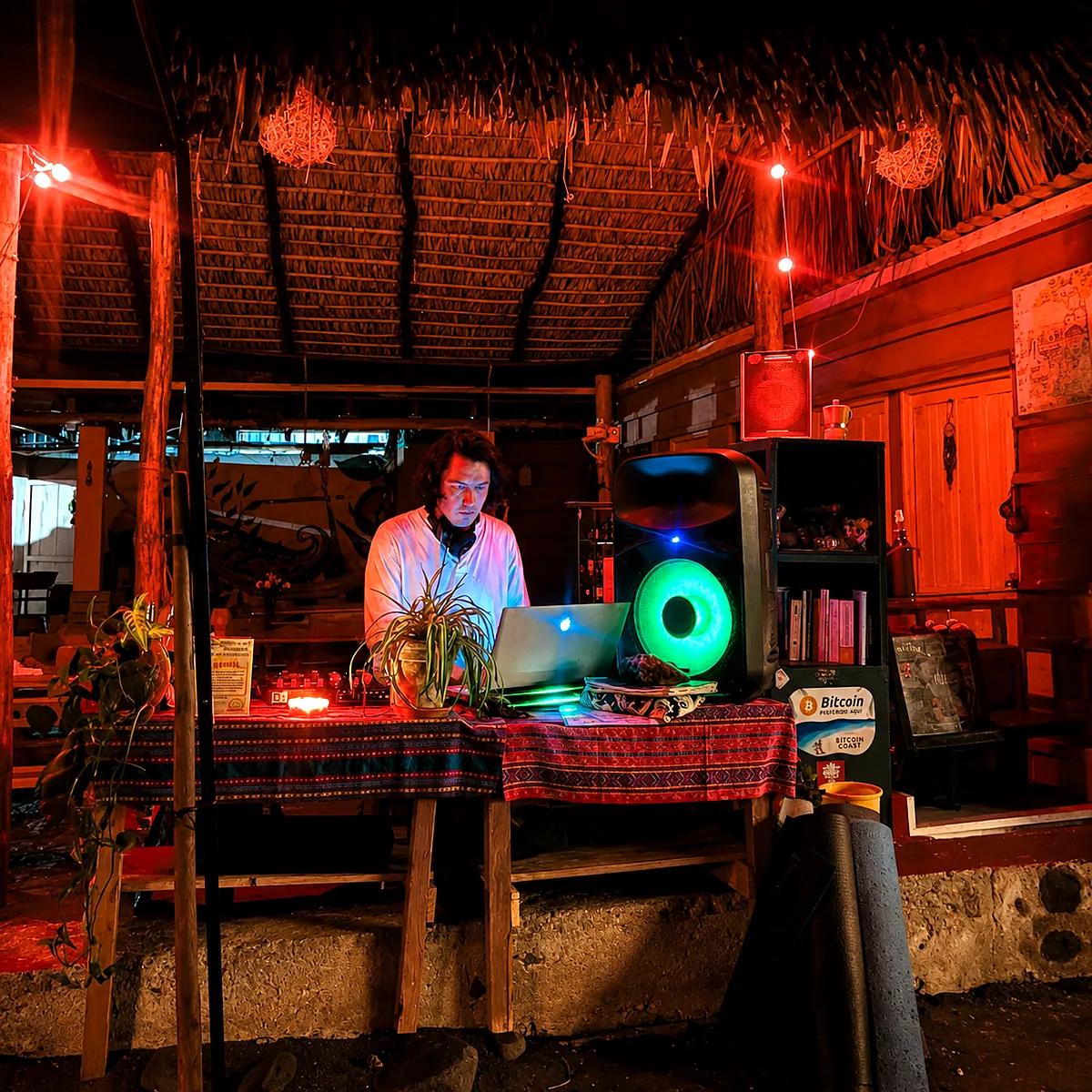 Zeb Dehn en set bajo palapa con luz roja